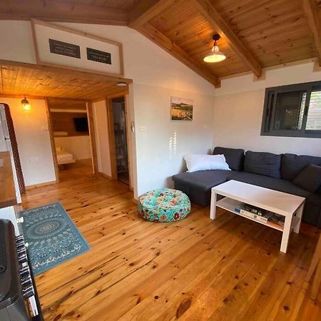 Bit Cabin Near The Airport Kfar Daniel 외부 사진