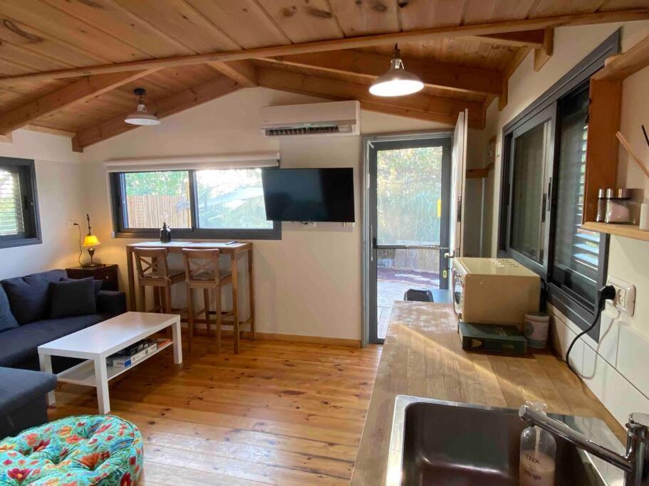 Bit Cabin Near The Airport Kfar Daniel 외부 사진